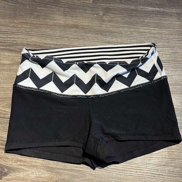 Lululemon reversible boogie shorts - Picture 3 of 7